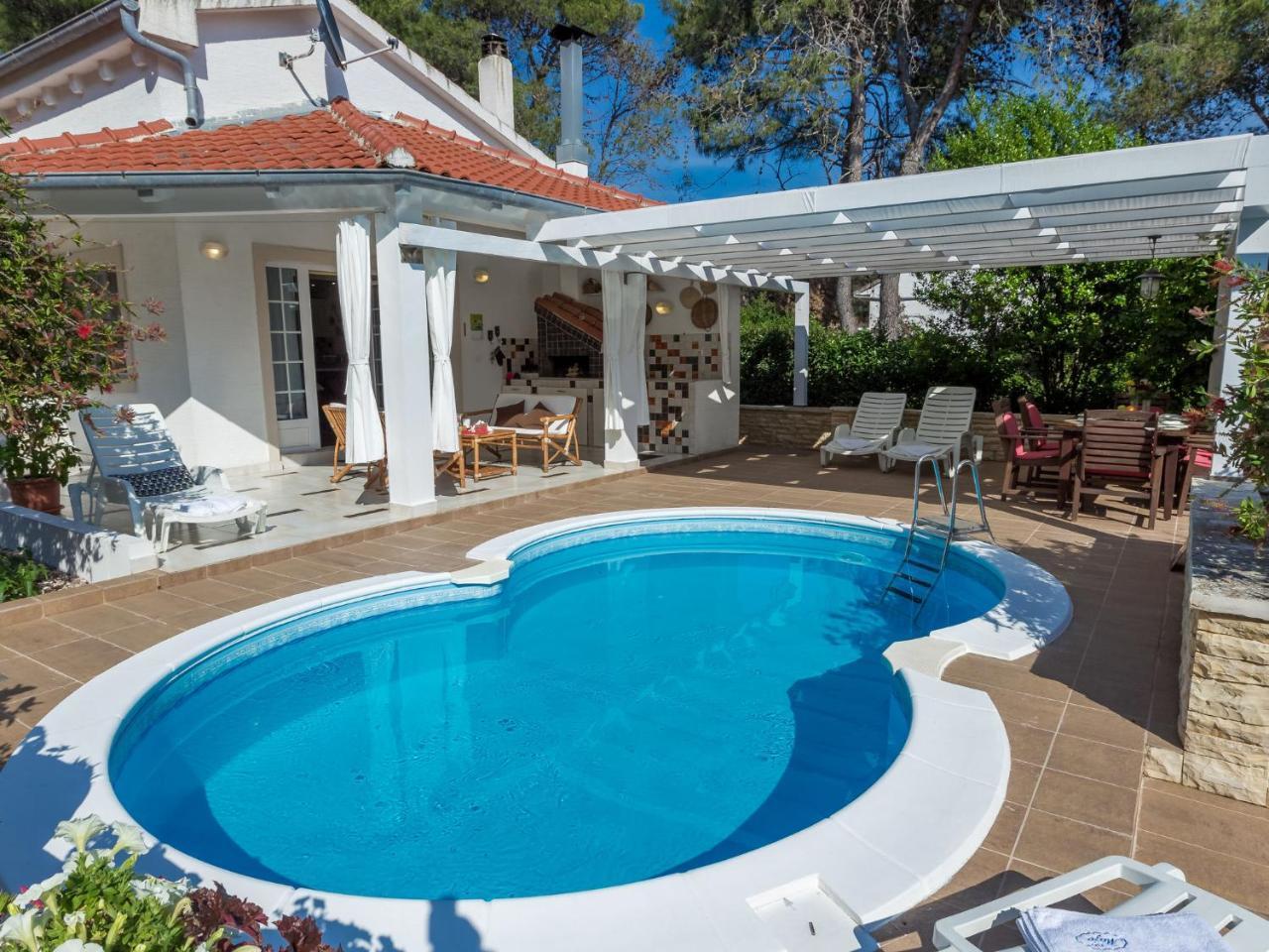 Spacious Holiday Home In Molat With Pool Brgulje Zewnętrze zdjęcie