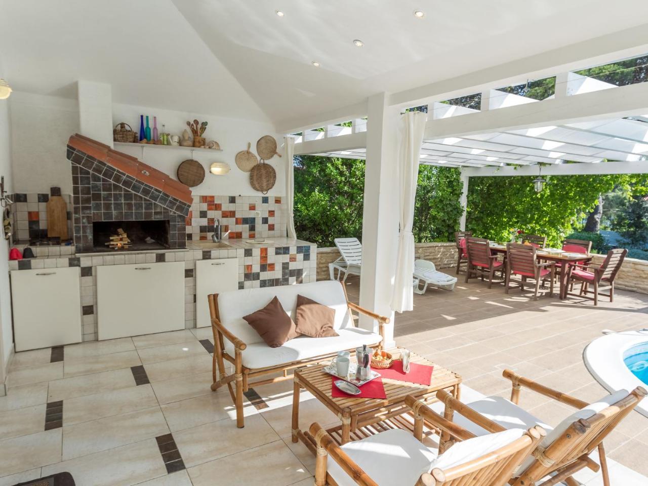 Spacious Holiday Home In Molat With Pool Brgulje Zewnętrze zdjęcie